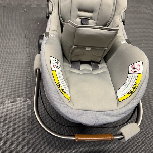 Deluxe Gray Infant Car Seat Nuna Pipa Gray With infant insert - Picture 3 of 4